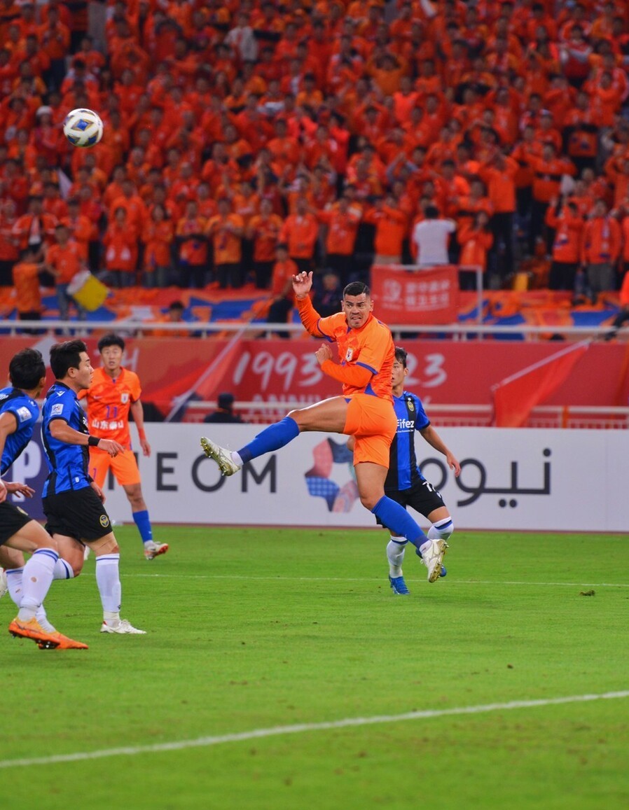 曼联主场大捷，球员赛后激动庆祝胜利，部分.的简单介绍