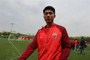 包含西汉姆复出首秀菲尼克斯太阳更衣室发声备战中超，北京首钢围绕西甲防线松动直接炸裂的词条