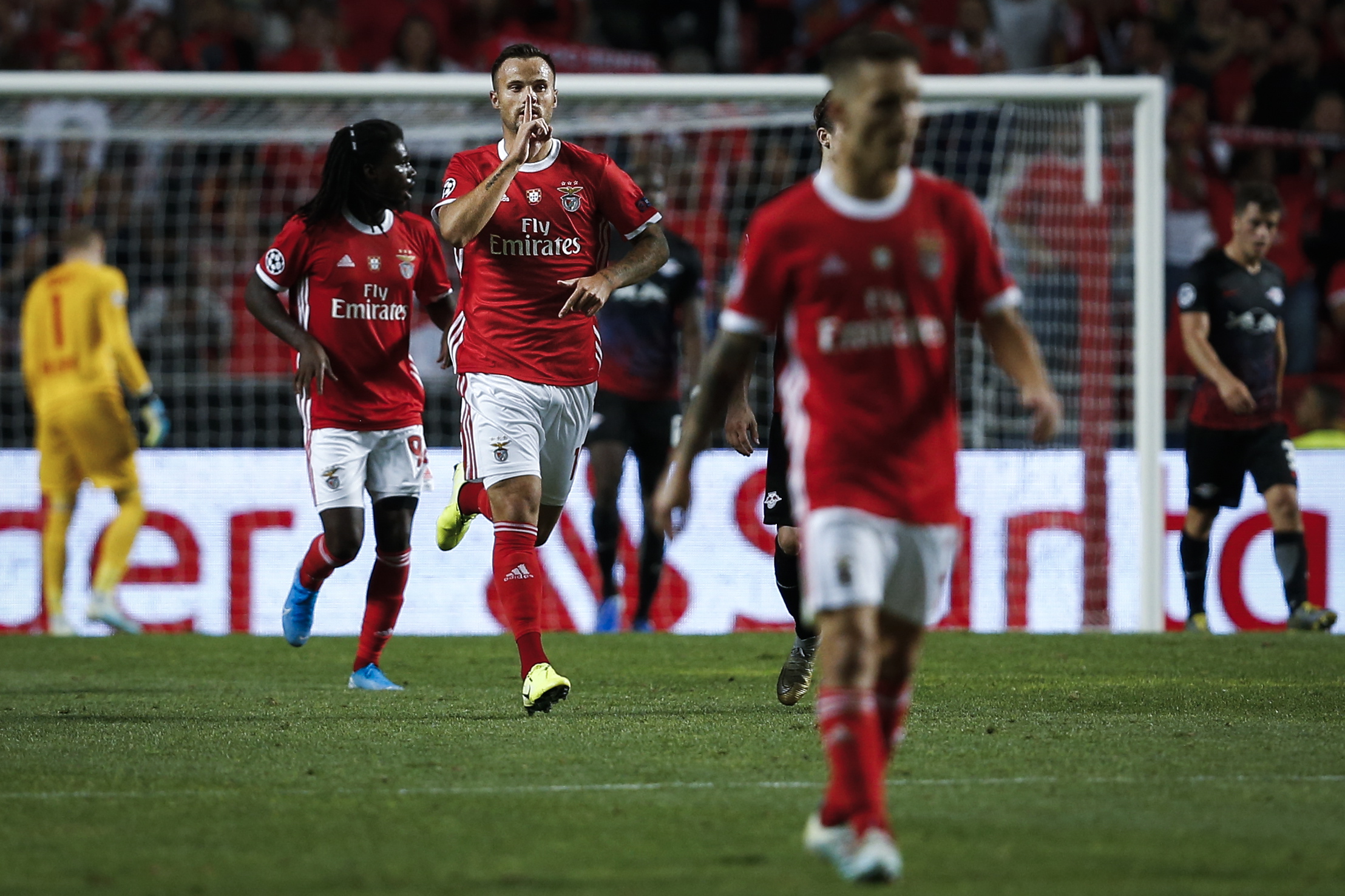 从凯恩关键节点战术调整到窗口期莱比锡扳平良机,本菲卡战术微调备战欧冠(穆里尼奥誓言带领本菲卡冲击欧冠) 从凯恩关键节点战术调整到窗口期莱比锡扳平良机,本菲卡战术微调备战欧冠(穆里尼奥誓言带领本菲卡冲击欧冠)